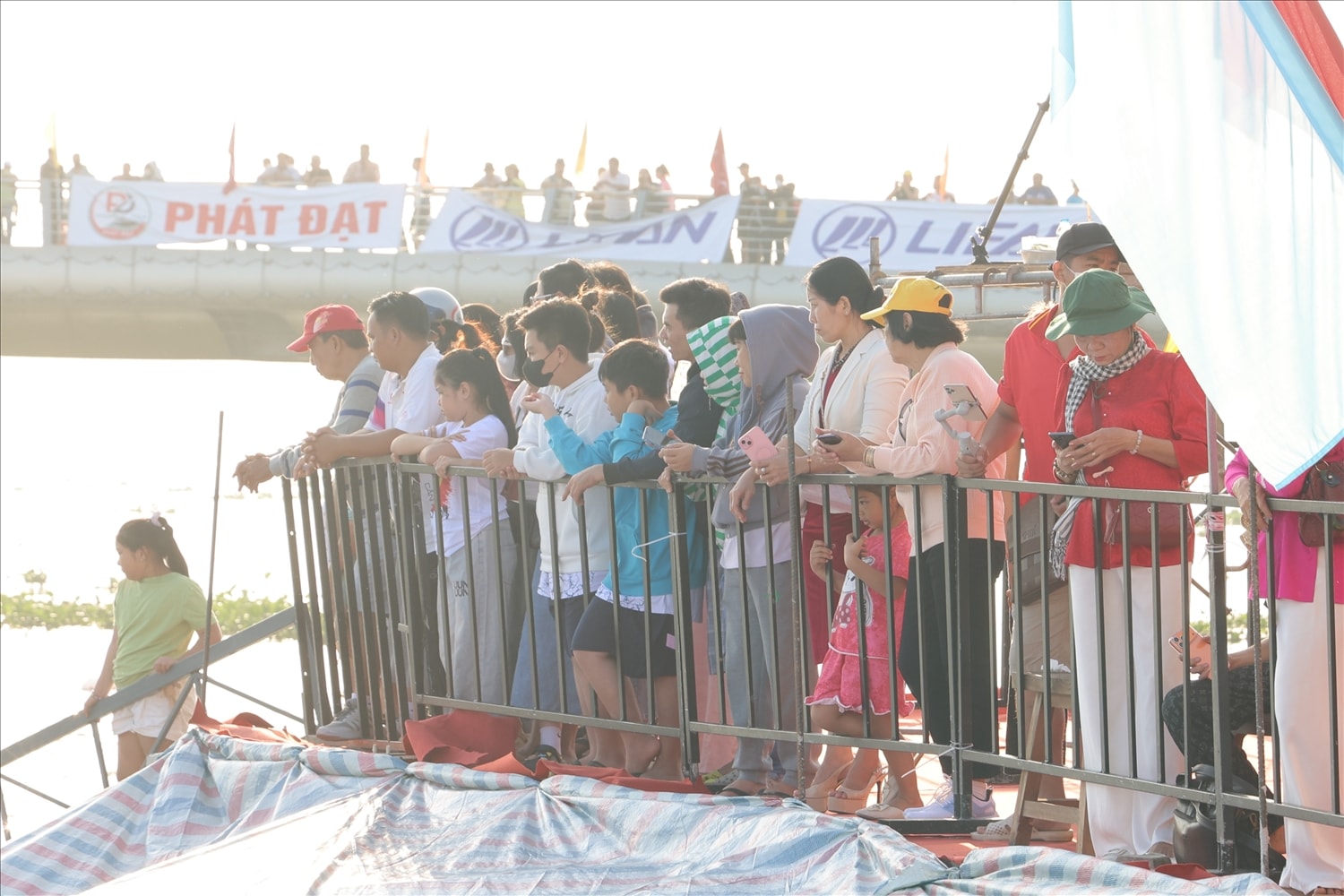 Đông đảo khán giả cổ vũ cho các tay đua