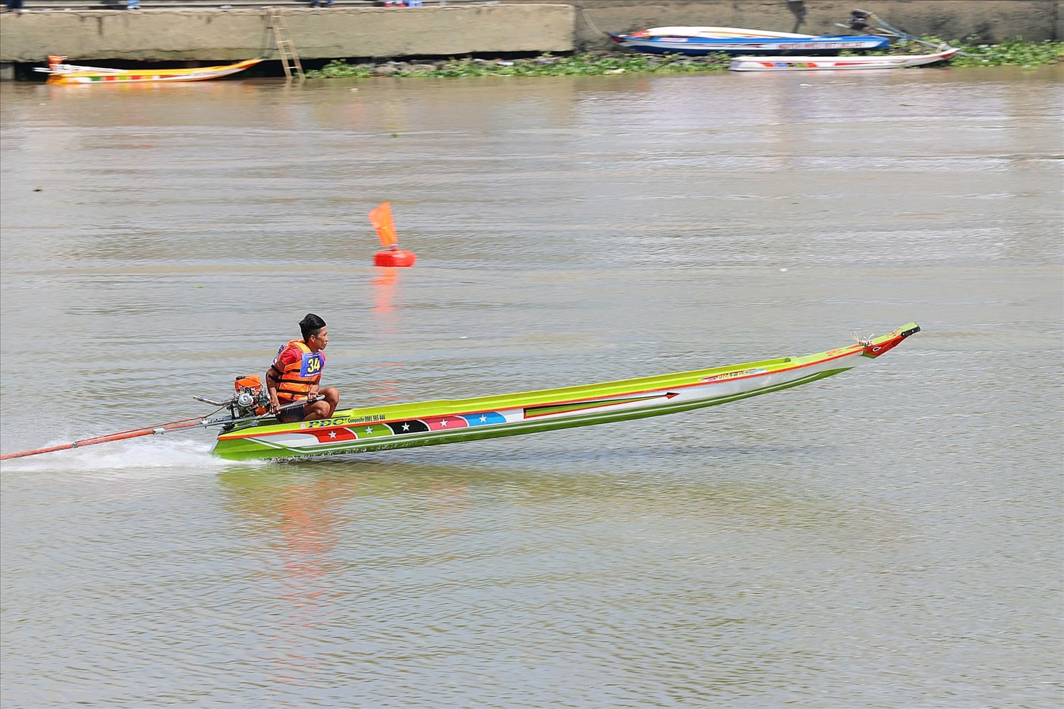 Các vận động viên thi đấu ở hệ phong trào và hệ chuyên nghiệp với cự ly thi đấu 500m. Ở hệ phong trào, các vận động viên sử dụng máy 7 mã lực động cơ xăng Lifan 170F-2-L, vỏ composite có chiều dài 5,2m; ở hệ chuyên nghiệp, các vận động viên sử dụng máy 7 mã lực động cơ xăng Lifan, Genesis, Huyndai, Rato, vỏ composite có chiều dài 5,9m.