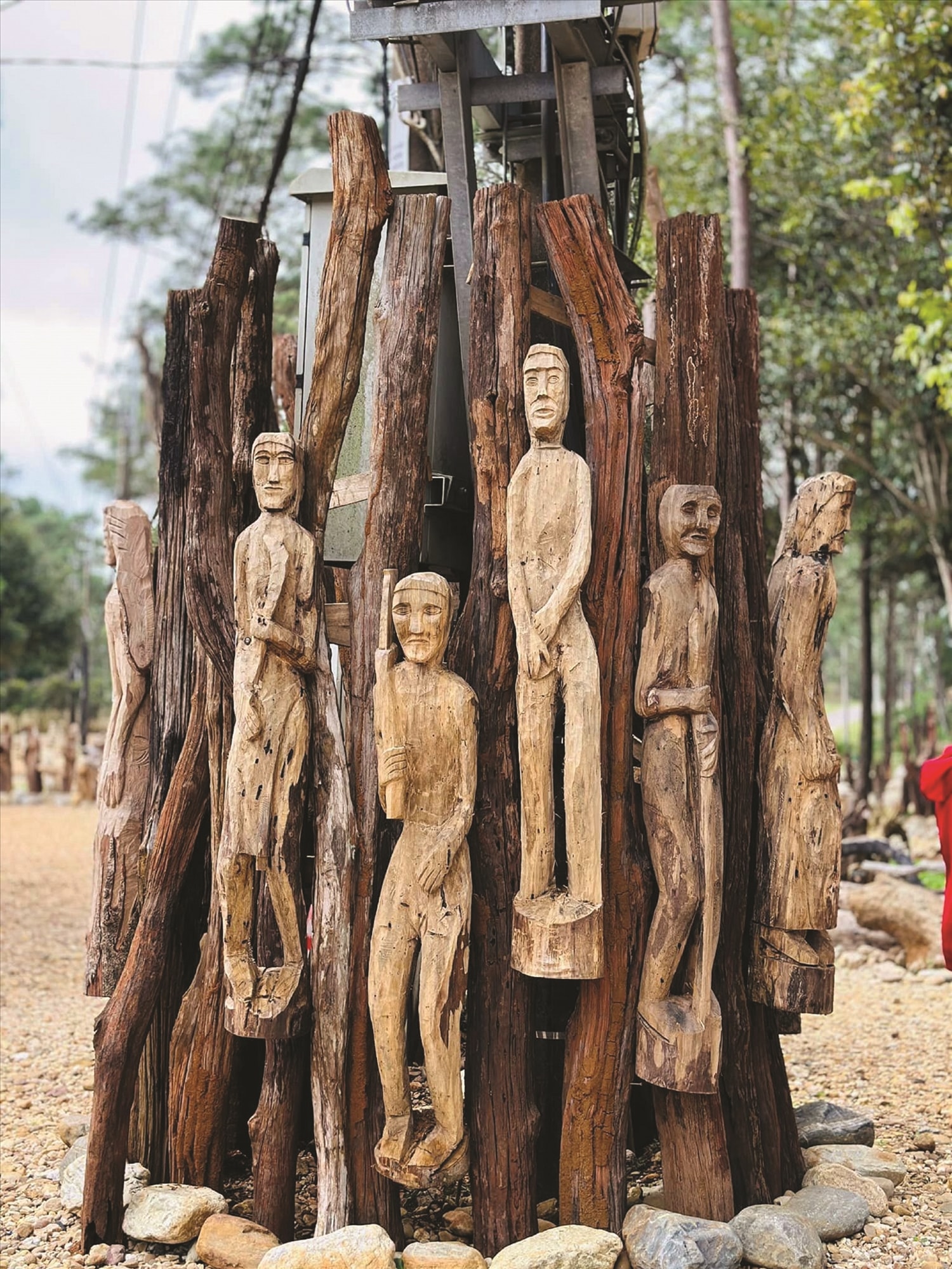Những bức tượng gỗ thô mộc chứa đựng trong mình linh hồn và tâm thức của con người