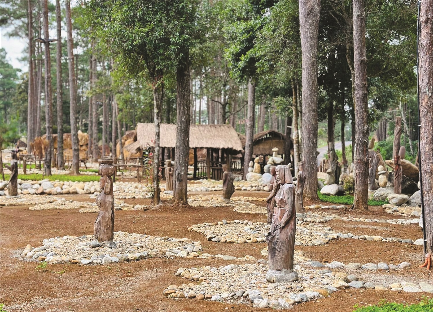 Vườn tượng gỗ Măng Đen thu hút những người yêu nghệ thuật điêu khắc, là điểm đến lý tưởng cho du khách khám phá vẻ đẹp tự nhiên và văn hóa địa phương
