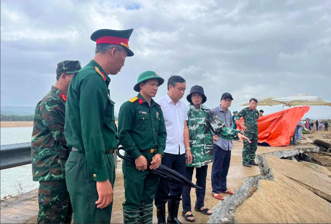 Ông Đào Mỹ – Phó Chủ tịch UBND tỉnh Đắk Lắk đến hiện trường kiểm tra, chỉ đạo công tác khắc phục hậu quả. (Ảnh: CTV)