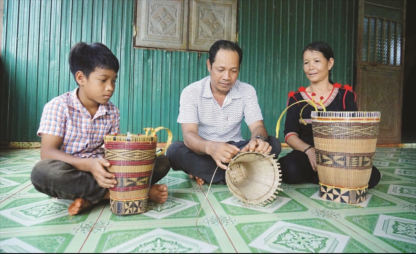 Vượt dòng Pô Cô để trao lời “hẹn ước trăm năm”, anh Siu Lăn ở xã Sê San, huyện Oyadav, Vương quốc Campuchia  đã quyết tâm được làm chồng cô gái Gia Rai Ksor Ven ở xã Ia O, tỉnh Gia Lai