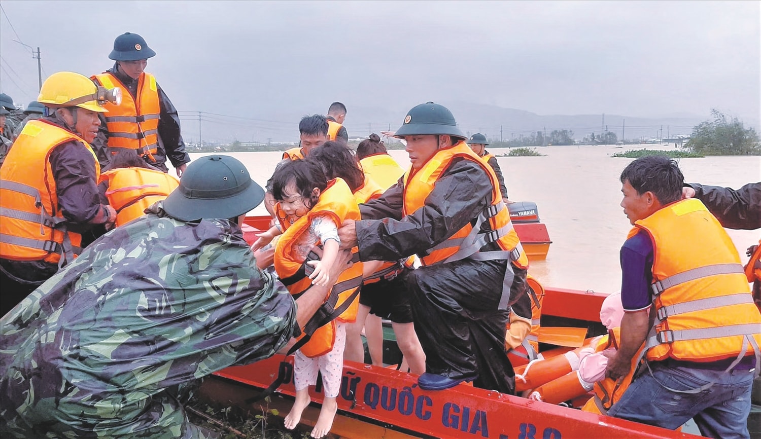 Cán bộ, chiến sĩ Sư đoàn 31 ưu tiên đưa các em nhỏ vùng ngập lụt đến nơi an toàn. Ảnh: CV
