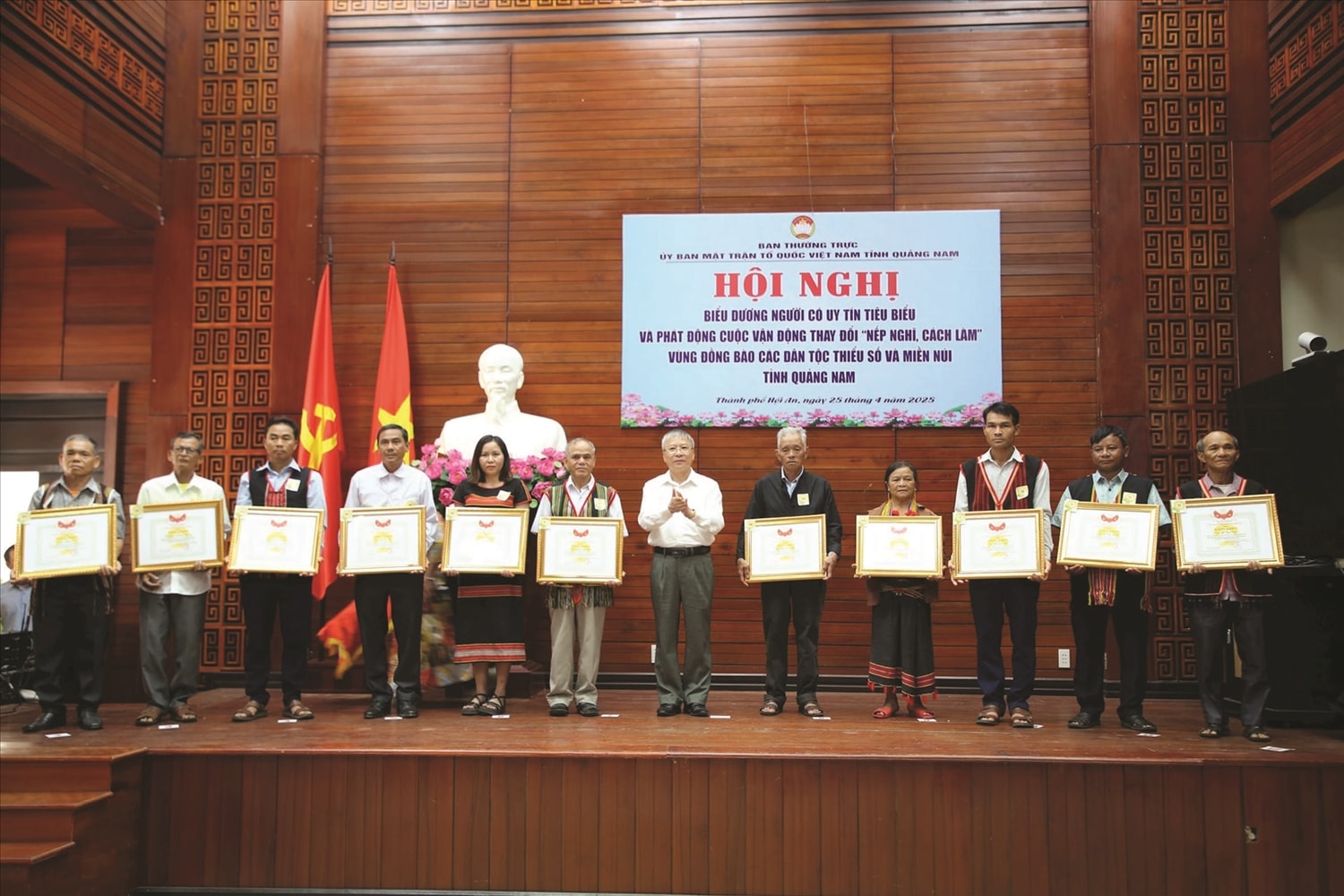  Người có uy tín tiêu biểu ở vùng cao Đà Nẵng được biểu dương vì có thành tích trong công tác vận động, tuyên truyền chủ trương,  chính sách của Đảng và Nhà nước. Ảnh Alăng Ngước