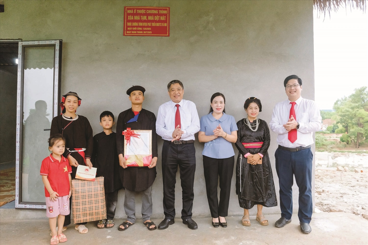Lãnh đạo tỉnh Tuyên Quang dự Lễ khánh thành nhà ở cho hộ dân có hoàn cảnh khó khăn  được hỗ trợ từ các chính sách giảm nghèo