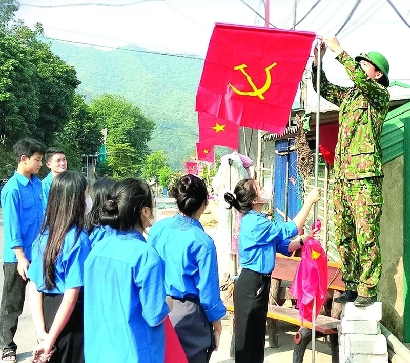 “Đội Thanh niên xung kích bảo vệ đường biên, cột mốc” xã Mường Lát treo cờ cho các hộ dân.