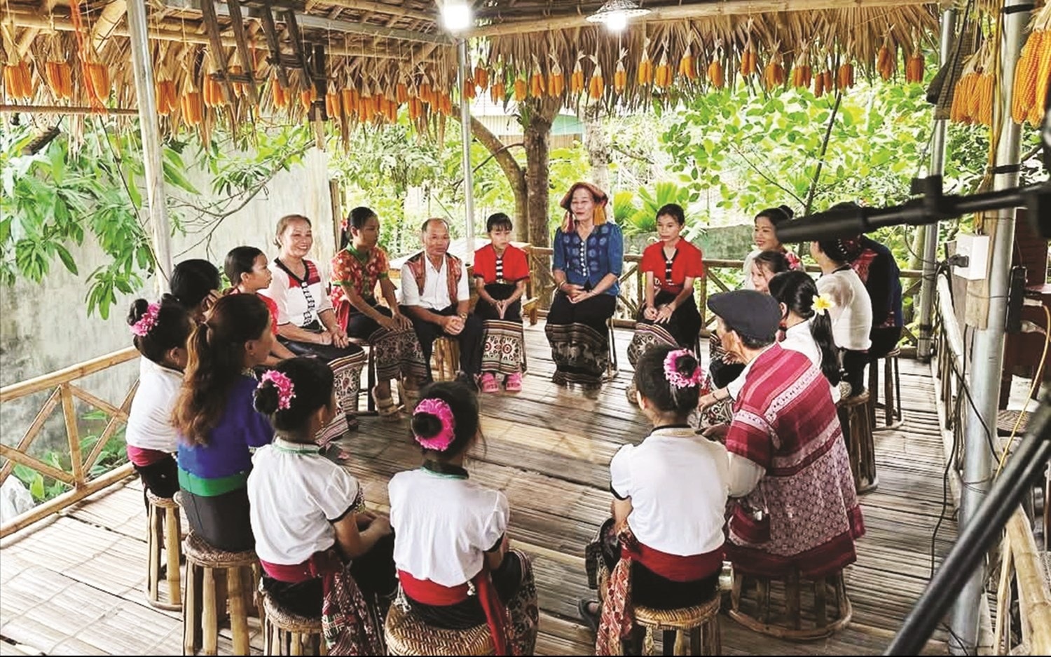  Nghệ nhân Sầm Thị Xanh (người đội khăn trên đầu) truyền dạy chữ Thái cổ.  Ảnh: Lữ Nghĩa