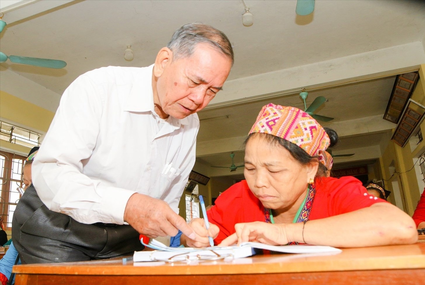 Ông Vi Khăm Mun ân cần chỉ dẫn cho học viên