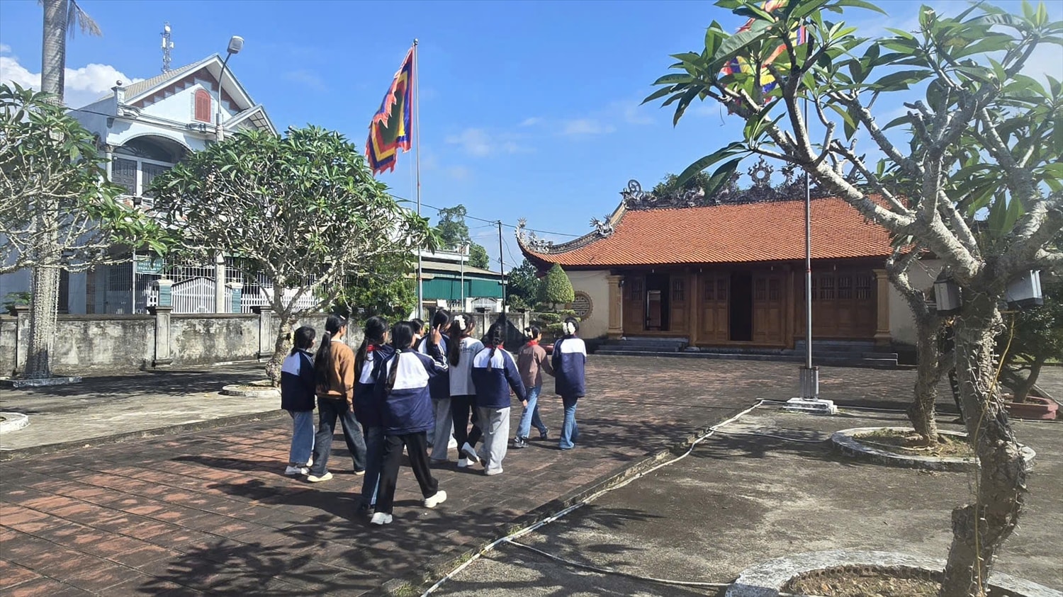 Các trường học thường xuyên tổ chức cho học sinh đến tham quan, học tập tại đình Đầm Hà. Ảnh: Mỹ Dung