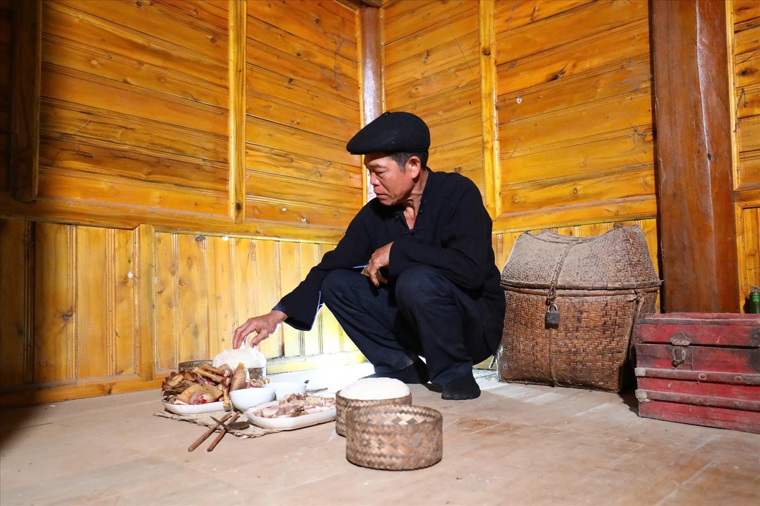 Sau khi lễ mời tổ tiên xong, gia chủ sẽ chuẩn bị lễ vật gồm gà, hoa quả, bánh kẹo, rượu ra đầu bản, mời thổ địa, thần linh... về chung vui, xin tổ chức hội mừng cơm mới.