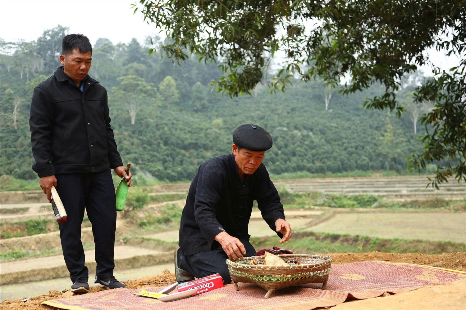 Dâng lễ vật, xin thổ địa và ma bản cho tổ chức hội mừng cơm mới.