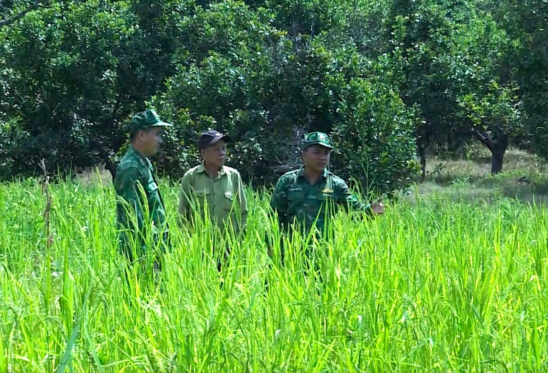 Mặc dù tuổi đã cao nhưng hằng ngày, già làng Ksor Bơng vẫn cùng các chiến sĩ Đồn Biên phòng Ia O tuần tra biên giới và hướng dẫn bà con làm ăn, phát triển kinh tế. (Ảnh: P.H)