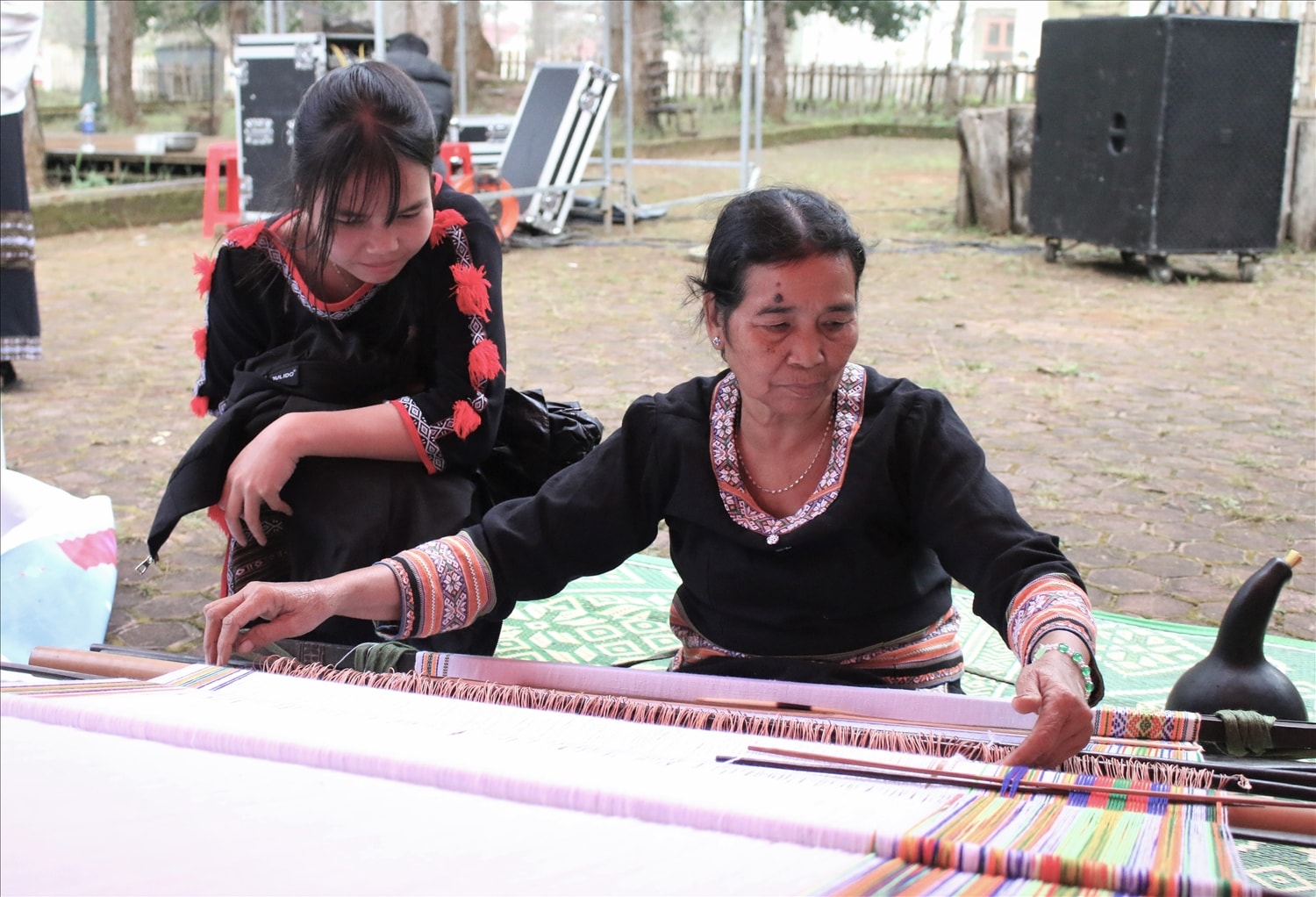 Hơn 50 năm gắn bó với nghề dệt thổ cẩm, nghệ nhân Y Thuật mong muốn thế hệ trẻ luôn biết yêu quý và gìn giữ nghề truyền thống của dân tộc. (Ảnh: Ngọc Chí)
