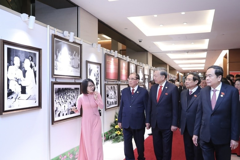 Tổng Bí thư Tô Lâm cùng các đồng chí lãnh đạo, nguyên lãnh đạo Đảng, Nhà nước xem trưng bày ảnh tại Lễ kỷ niệm - Ảnh: VGP/Nhật Bắc