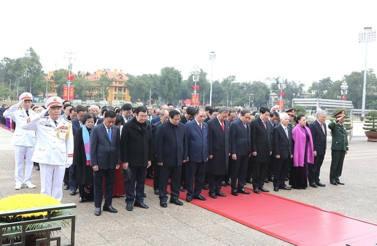 Các đồng chí Lãnh đạo Đảng, Nhà nước và đại diện các thế hệ đại biểu Quốc hội vào Lăng viếng Chủ tịch Hồ Chí Minh - Ảnh: VGP/Nhật Bắc
