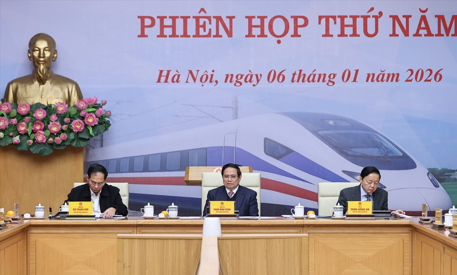 Thủ tướng cũng giao nhiệm vụ cụ thể cho các bộ, ngành, địa phương trong triển khai các dự án đường sắt cụ thể - Ảnh: VGP/Nhật Bắc