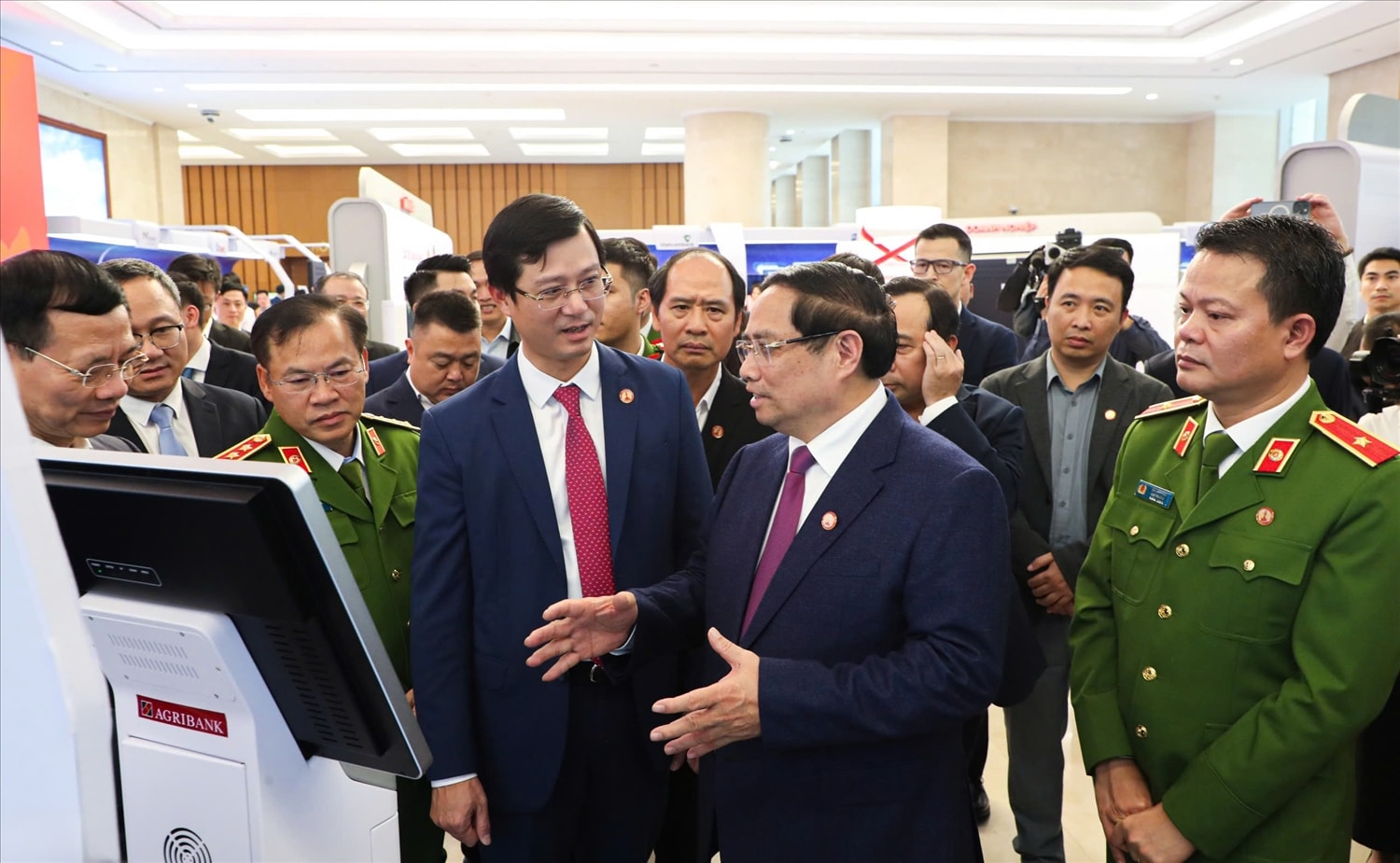 Thủ tướng Chính phủ Phạm Minh Chính và đoàn lãnh đạo các bộ, ngành Trung ương tham quan khu vực triển lãm thành tựu chuyển đổi số của Agribank tại Hội nghị sơ kết 1 năm triển khai chương trình hành động của Chính phủ thực hiện Nghị quyết số 57-NQ/TW, 5 năm thực hiện chương trình tổng thể cải cách hành chính Nhà nước, 4 năm triển khai Đề án 06