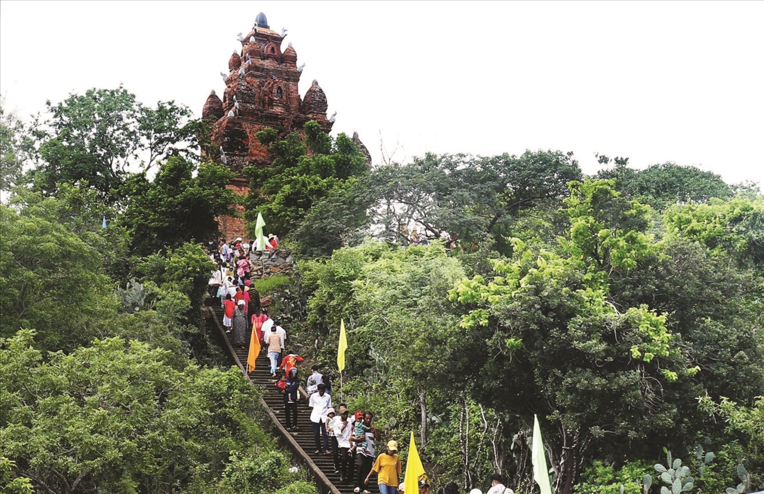  Du khách tham quan tháp Pô Rômê thuộc thôn Hậu Sanh, xã Phước Hữu, tỉnh Khánh Hòa