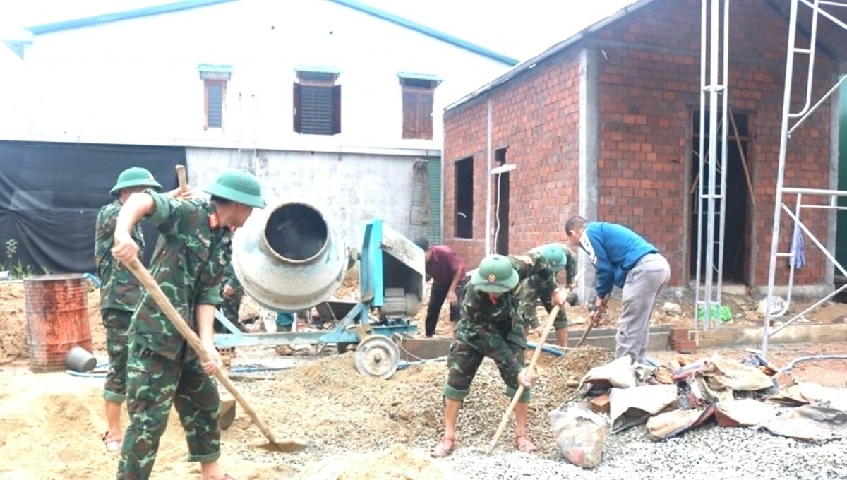 Công tác xây nhà cho Nhân dân đang được các cán bộ, chiến sĩ lực lượng vũ trang khẩn trương triển khai (Ảnh: TTXVN)