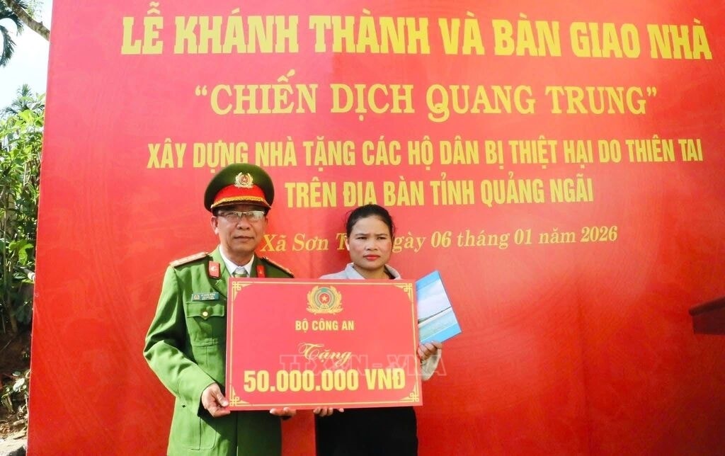 Lãnh đạo Công an tỉnh Quảng Ngãi trao kinh phí của Bộ Công an tặng cho hộ bà Đinh Thị Vôn, trú tại thôn Huy Măng, xã Sơn Tây, tỉnh Quảng Ngãi (Ảnh TTXVN)