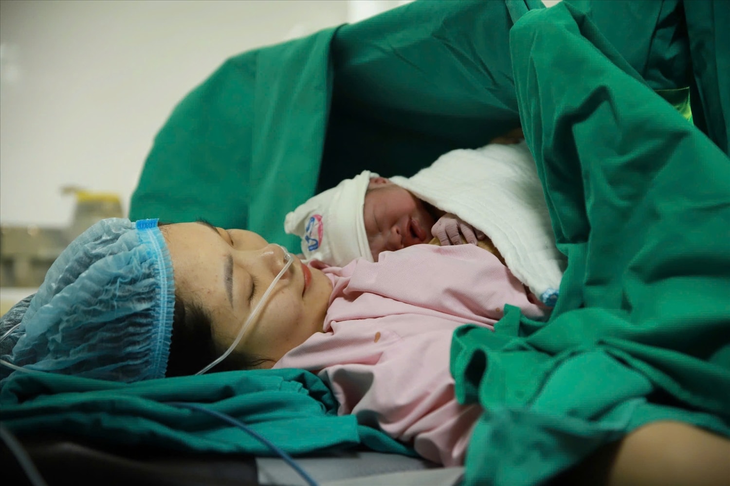 Chị Thư hạnh phúc bên bé trai mới chào đời (ảnh Trọng Bảo)