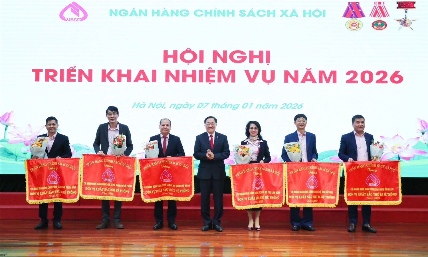 Tổng Giám đốc NHCSXH Dương Quyết Thắng trao Cờ thi đua “Đơn vị xuất sắc Nhất, Nhì, Ba hệ thống năm 2025”, ghi nhận những nỗ lực, thành tích nổi bật của các chi nhánh trong toàn hệ thống.