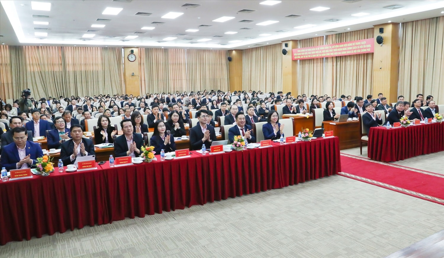 Các đại biểu tham dự hội nghị tại điểm cầu trụ sở chính NHCSXH