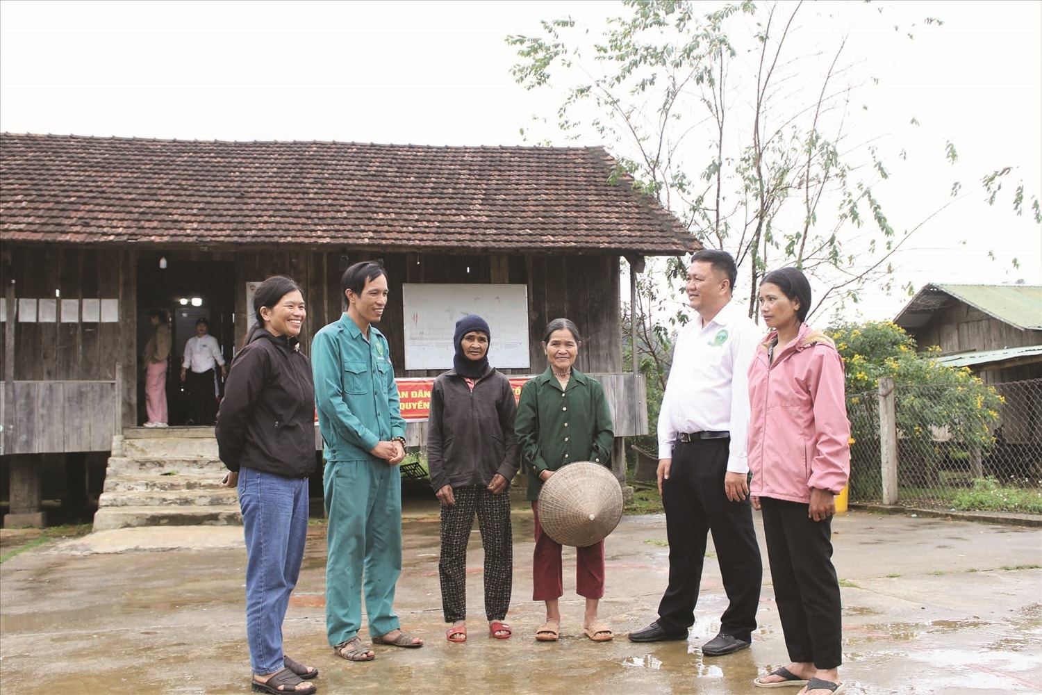 Lãnh đạo Công ty TNHH MTV Lâm nghiệp Kon Plông trao đổi  với những hộ dân thôn Kon Plông tham gia quản lý, bảo vệ rừng giao khoán