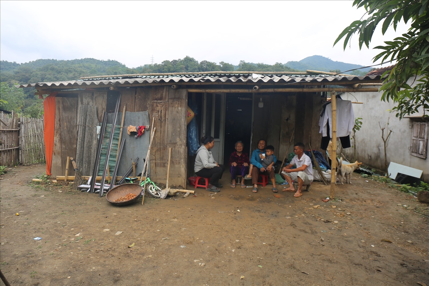 Căn nhà tạm thấp bé, ọp ẹp nằm ven sông Cả đang là nơi tá túc sau mưa lũ của đại gia đình bà Lê Thị Quế
