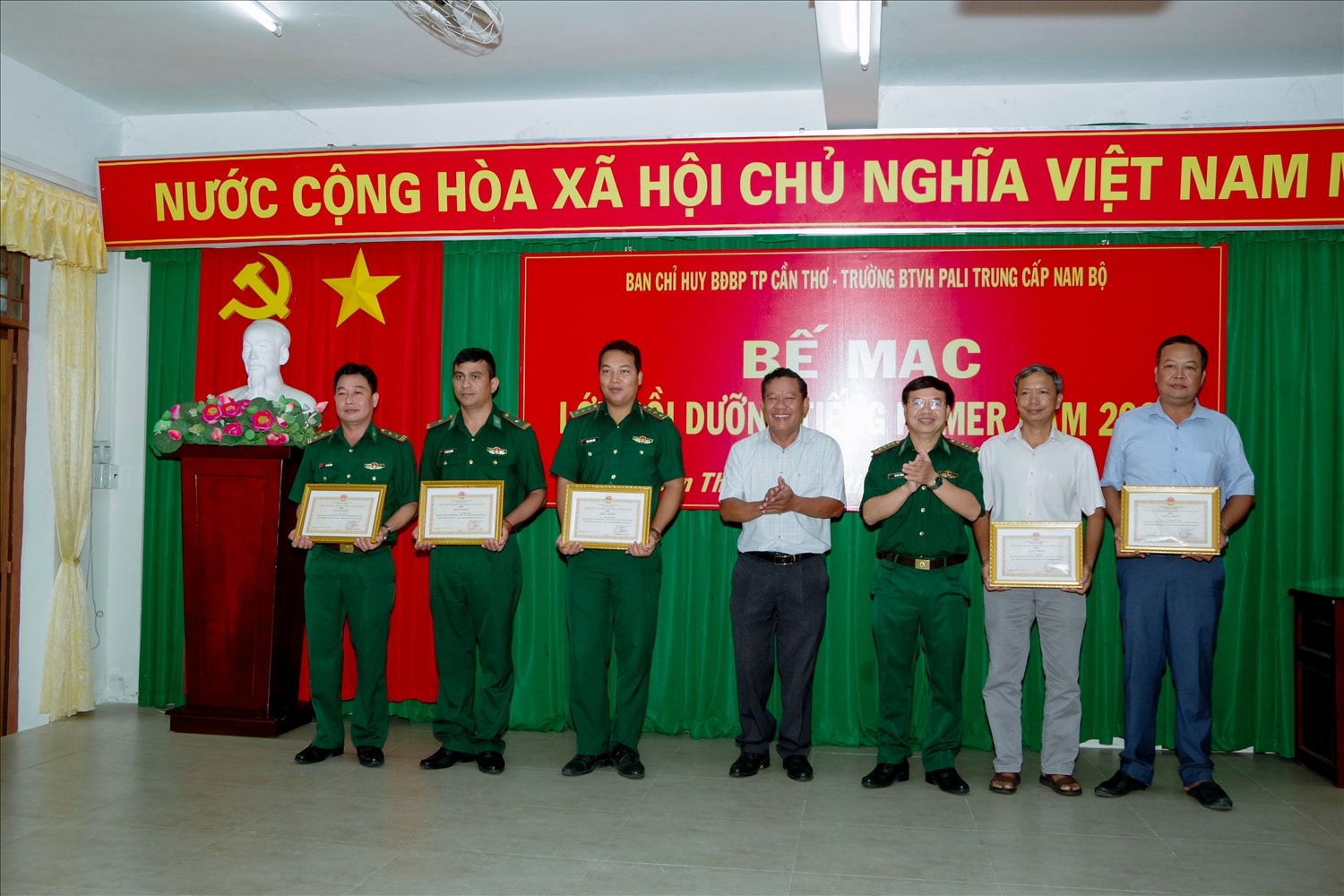 Đại tá Hà Huy Trường, Phó Chính ủy Ban chỉ huy Bộ đội Biên phòng thành phố Cần Thơ và thầy Thạch Song, Hiệu trưởng Trường Bổ túc Văn hóa Pali Trung cấp Nam Bộ trao giấy khen cho các cá nhân.