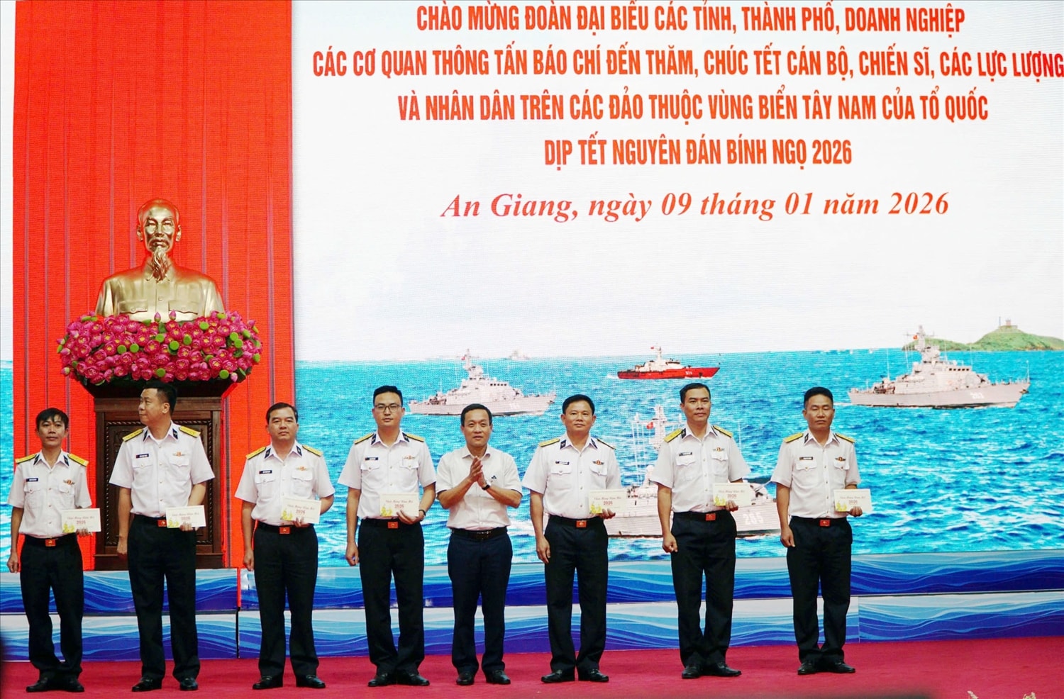 Ông Lý Rôtha, Phó chủ tịch HĐND TP. Cần Thơ  trao quà đến các đơn vị thuộc Bộ Tư lệnh Vùng 5 Hải quân 