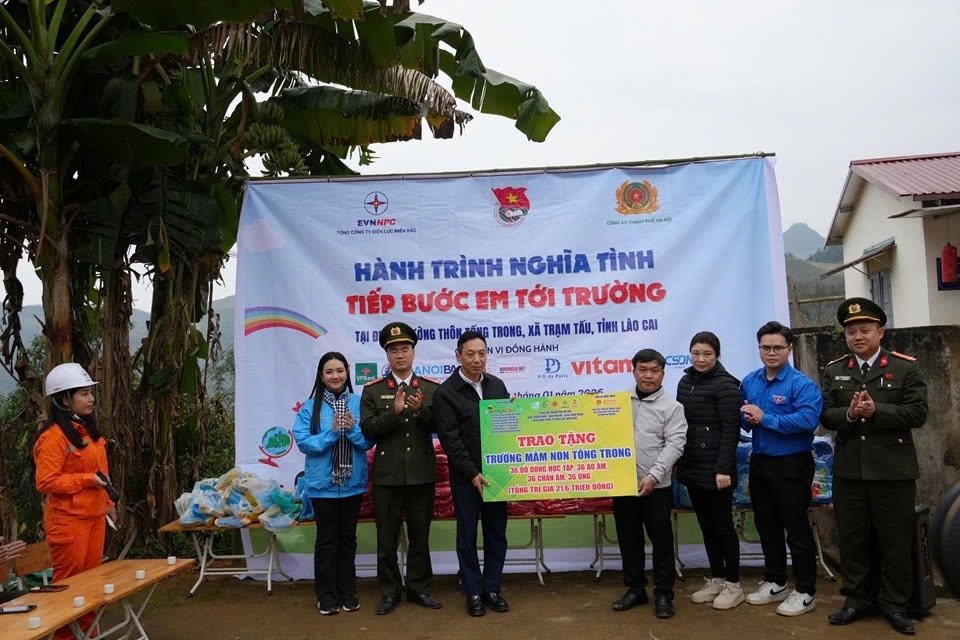 Trao tặng đồ dùng, trang thiết bị học tập và áo ấm cho các em học sinh nhà trường (ảnh Trọng Bảo)