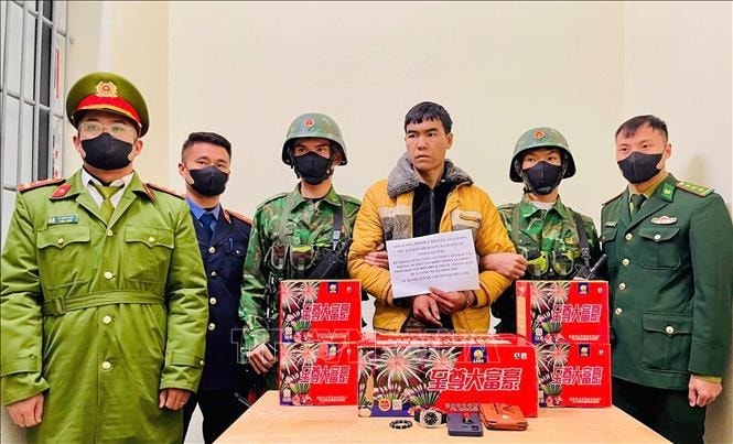 Đối tượng P.L.S  bị lực lượng chức năng bắt giữ về hành vi vận chuyển trái phép hàng cấm