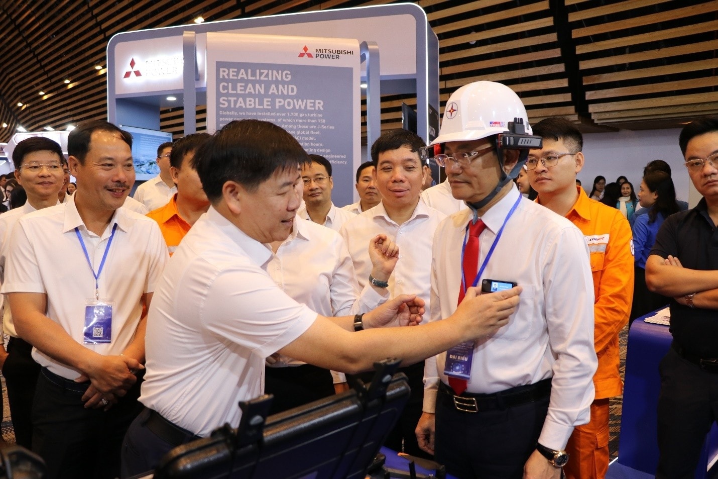Ông Nguyễn Đức Thiện – Tổng giám đốc EVNNPC thử sản phẩm mũ bảo hộ lao động gắn Camera AI tại gian hàng EVNNPC trong Triển lãm Công nghệ Điện lực – Techshow 2025