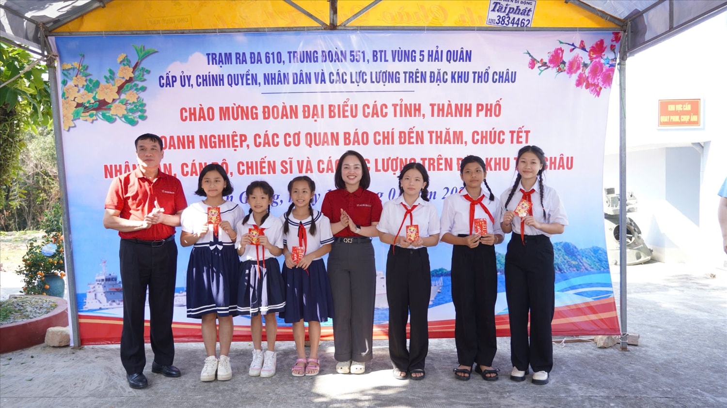 Ông Hoàng Văn Thắng, Trưởng khối Truyền thông và Thương hiệu Agribank và bà Nguyễn Thị Vân Anh, Phó Ban Truyền thông Agribank trao tặng quà Tết đến các em học sinh Trường Tiểu học và Trung học cơ sở Thổ Châu 