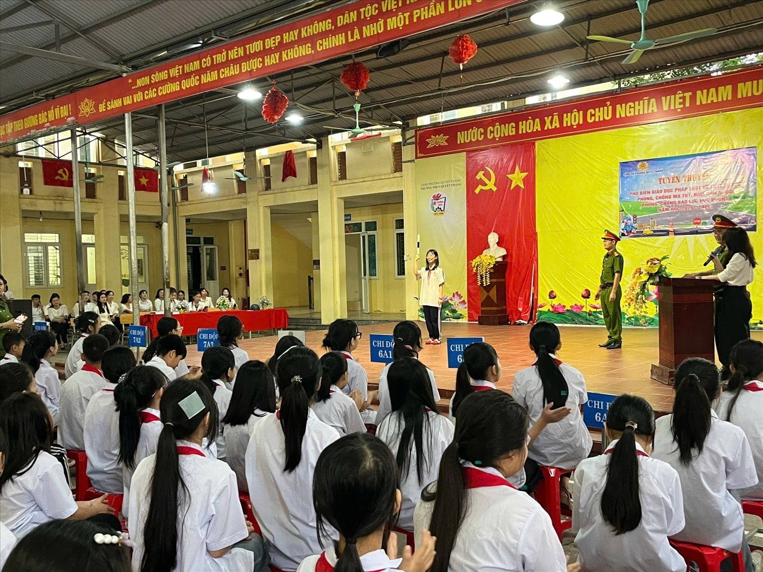 Công an phường Quyết Thắng triển khai chuyên đề tuyên truyền, giáo dục an toàn giao thông cho học sinh Trường THCS Quyết Thắng. (Ảnh Vân Khánh)