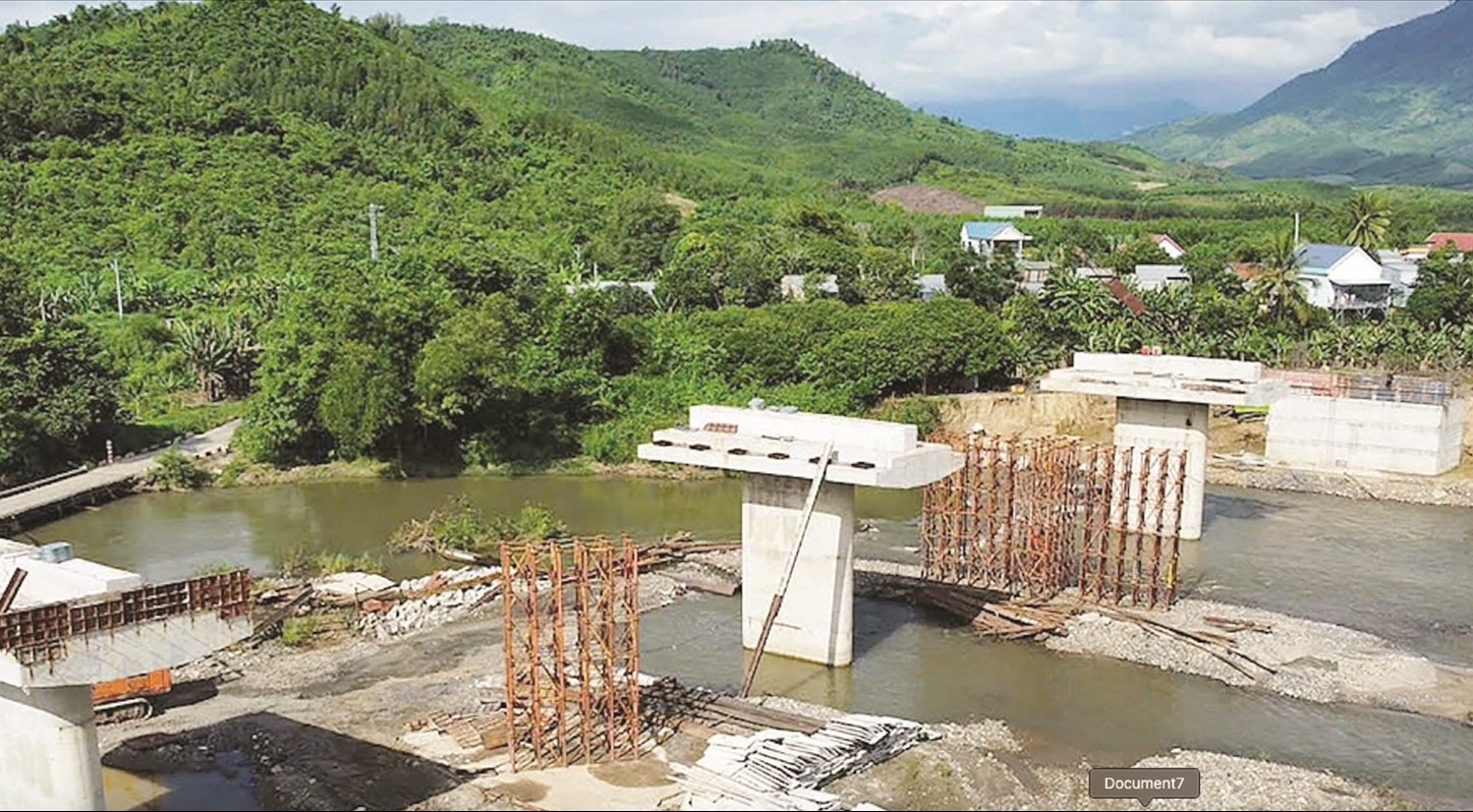 Cầu Thác Ngựa, xã Khánh Vĩnh đang được các nhà thầu  tích cực thi công để sớm đưa vào sử dụng