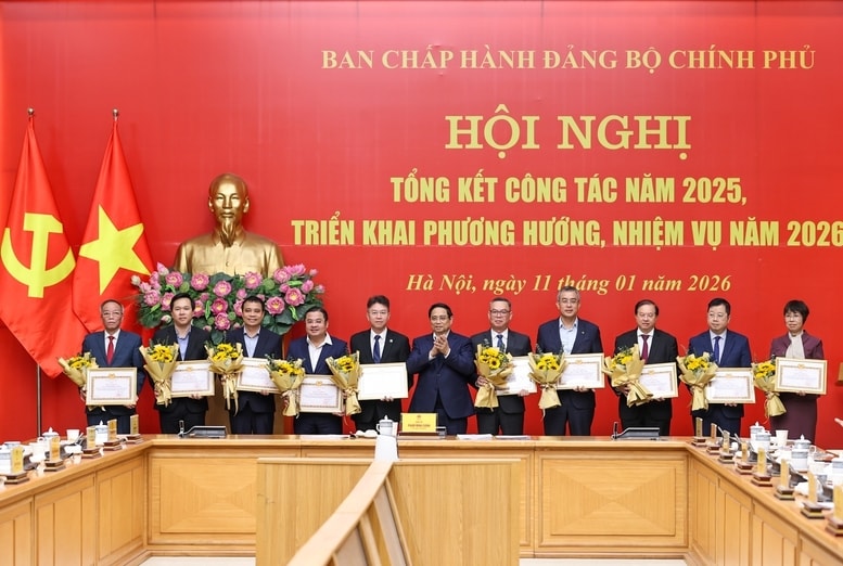 Bí thư Đảng uỷ Chính phủ, Thủ tướng Phạm Minh Chính trao Bằng khen của Đảng uỷ Chính phủ tặng các tổ chức đảng và cán bộ, đảng viên có thành tích xuất sắc - Ảnh: VGP/Nhật Bắc
