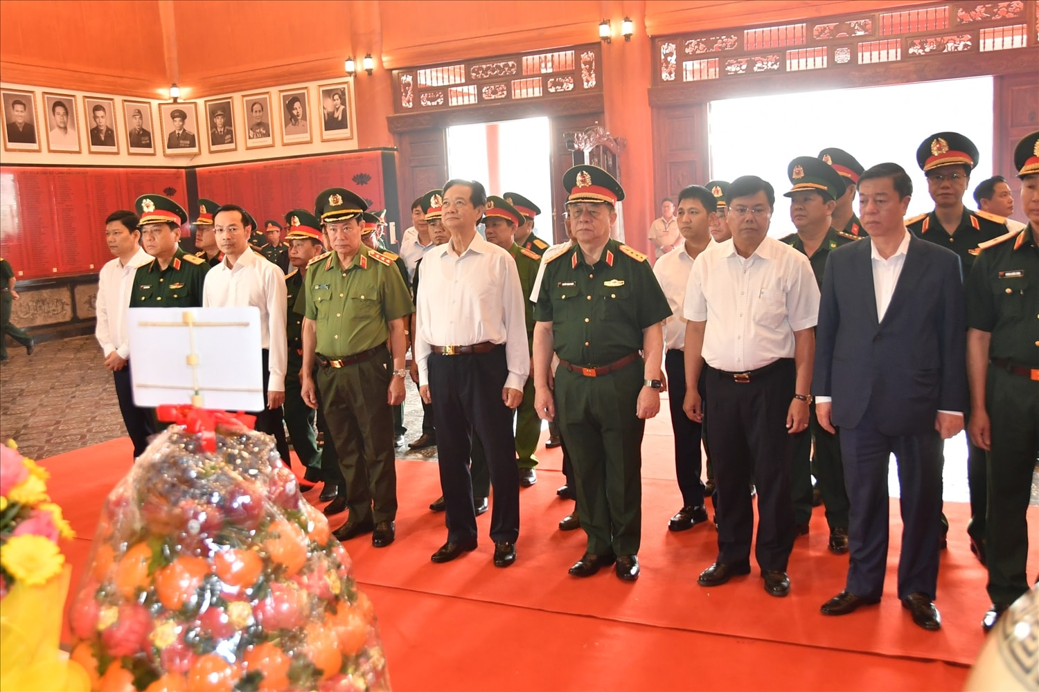 Nguyên Thủ tướng Chính phủ Nguyễn Tấn Dũng, Đại tướng Nguyễn Trọng Nghĩa cùng lãnh đạo tỉnh An Giang dâng hoa, dâng hương tại  Đền Tưởng niệm Anh hùng liệt sĩ và người có công.