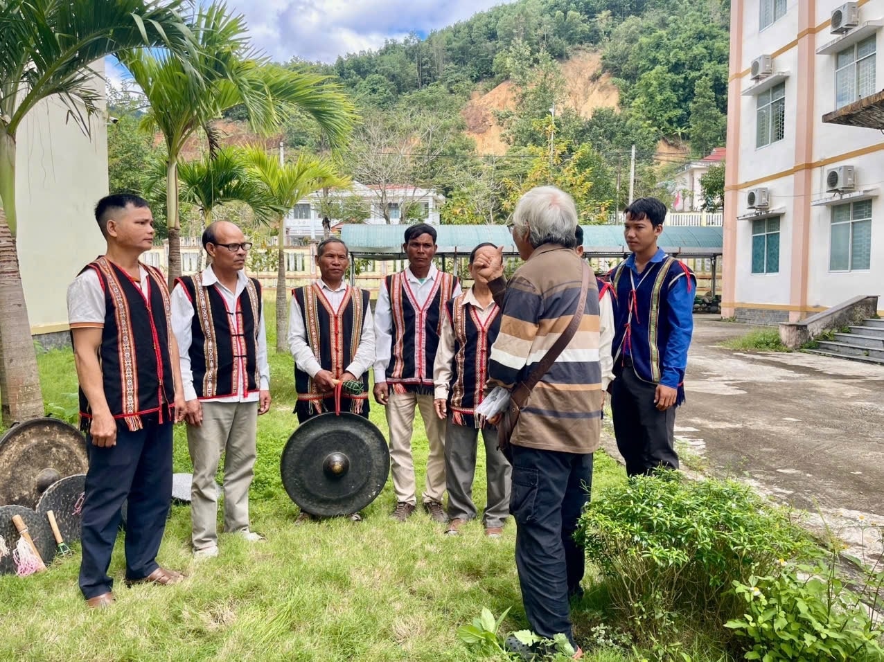 Nhà báo Trần Đình Quang hướng dẫn đồng bào Ca Dong cách bảo tồn, phát huy  văn hóa cồng chiêng  để phát triển du lịch