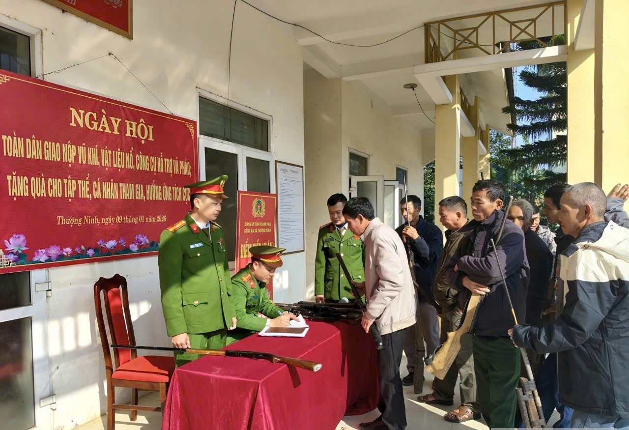 Nhiều người dân tự nguyện mang súng săn giao nộp cho công an xã Thượng Ninh