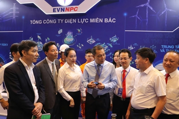 Các đại biểu EVN và EVNNPC tham quan gian hàng của EVNNPC tại Techshow 2025 - Triển lãm Hội nghị Khoa học và Công nghệ Điện lực năm 2025 tổ chức tại TP. Hồ Chí Minh hồi tháng 11/2025
