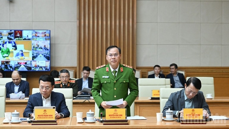 Thượng tướng Nguyễn Văn Long, Thứ trưởng Công an, báo cáo tại phiên họp. (Ảnh: Trần Hải) 