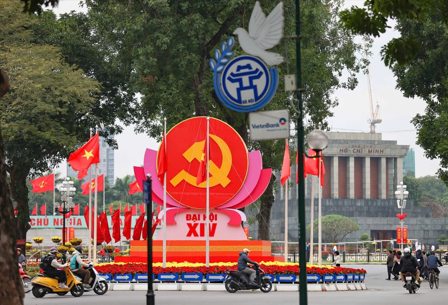 Những ngày này, Thủ đô Hà Nội khoác lên mình diện mạo mới, rực rỡ, trang trọng với cờ, hoa, pano, áp phích được trang hoàng đồng loạt trên nhiều tuyến phố, quảng trường... chào mừng Đại hội đại biểu toàn quốc lần thứ XIV của Đảng.