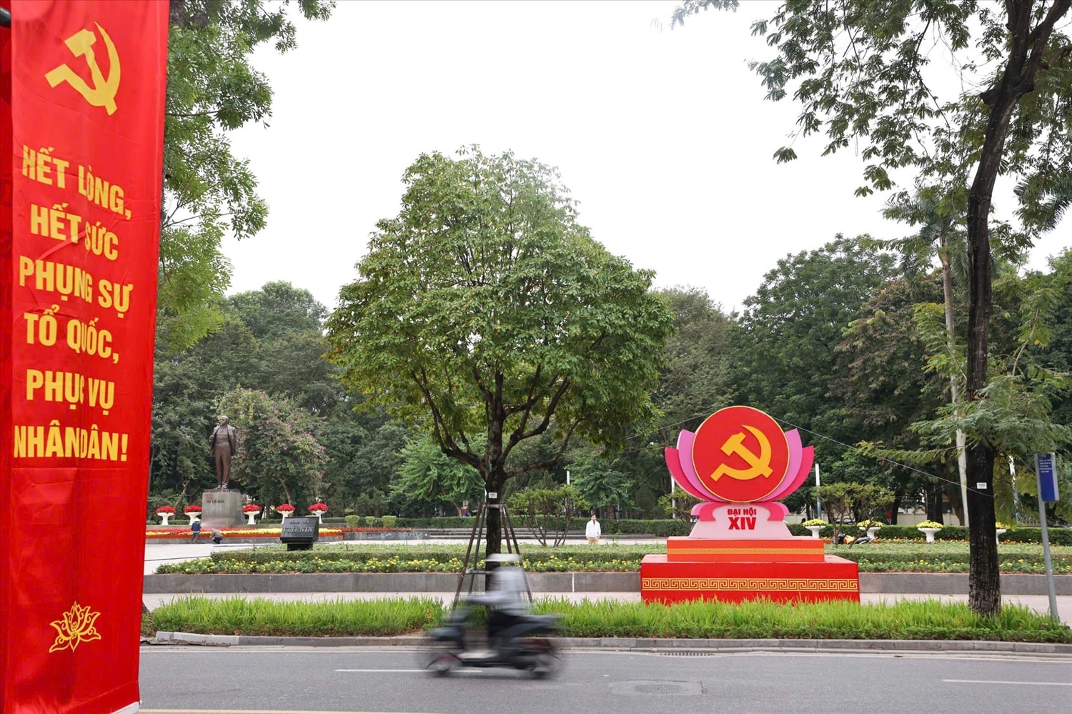 Hà Nội rực rỡ cờ hoa chào mừng Đại hội đại biểu toàn quốc lần thứ XIV của Đảng