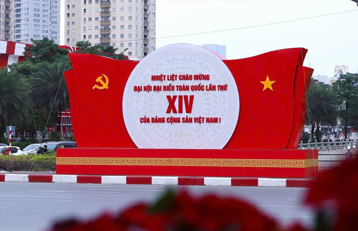 Việc trang hoàng cờ hoa, pano, áp phích chào mừng Đại hội đại biểu toàn quốc lần thứ XIV của Đảng không chỉ góp phần làm đẹp cảnh quan đô thị, mà còn thể hiện niềm tin, niềm tự hào và sự đồng thuận của Nhân dân Thủ đô đối với sự kiện chính trị trọng đại của đất nước (Ảnh MH).