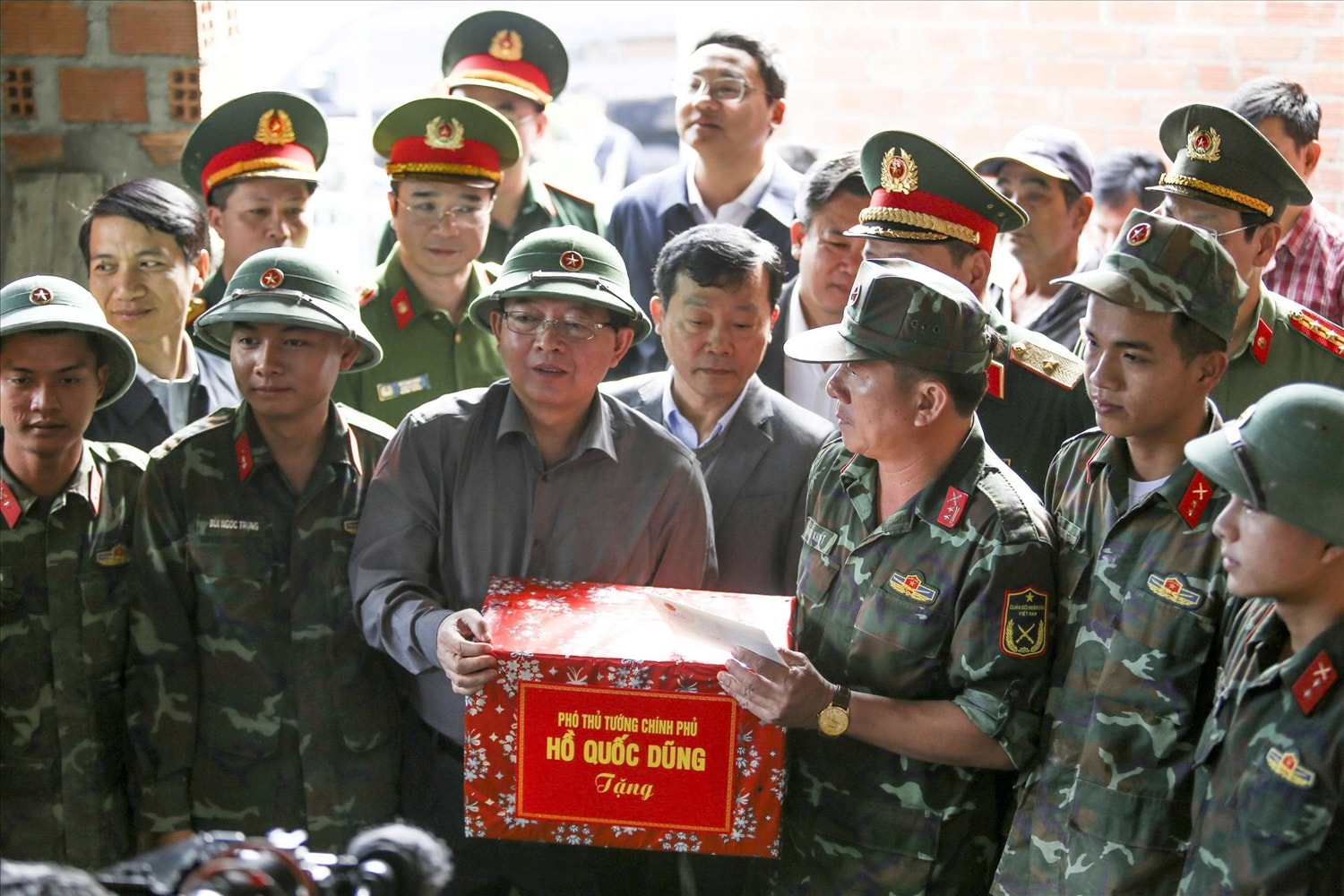 Phó Thủ tướng Hồ Quốc Dũng tặng quà cho các đơn vị thực hiện Chiến dịch Quang Trung tại Gia Lai. (Ảnh: H.Q)