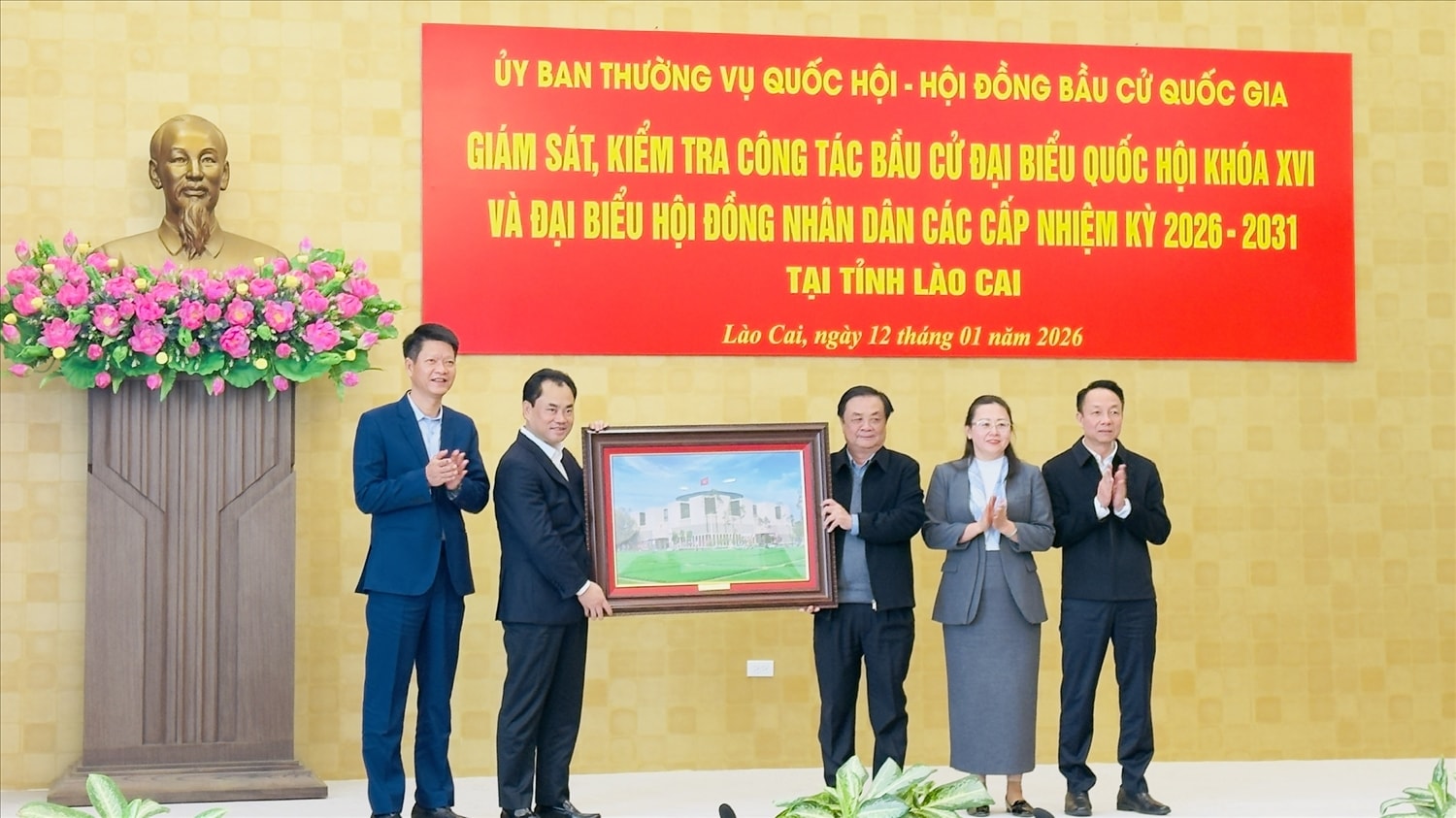 Đồng chí Lê Minh Hoan trao tặng bức tranh cho tỉnh Lào Cai (ảnh Trọng Bảo)