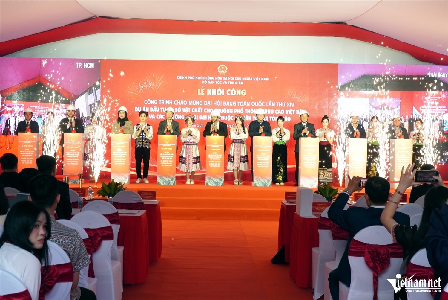 Đại biểu ấn nút khởi công dự án. Ảnh: Lê Dương