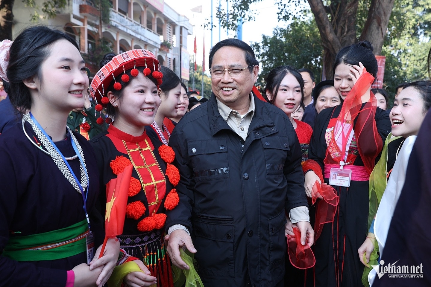 Thủ tướng Phạm Minh Chính trò chuyện với các em học sinh trường Phổ thông Vùng cao Việt Bắc